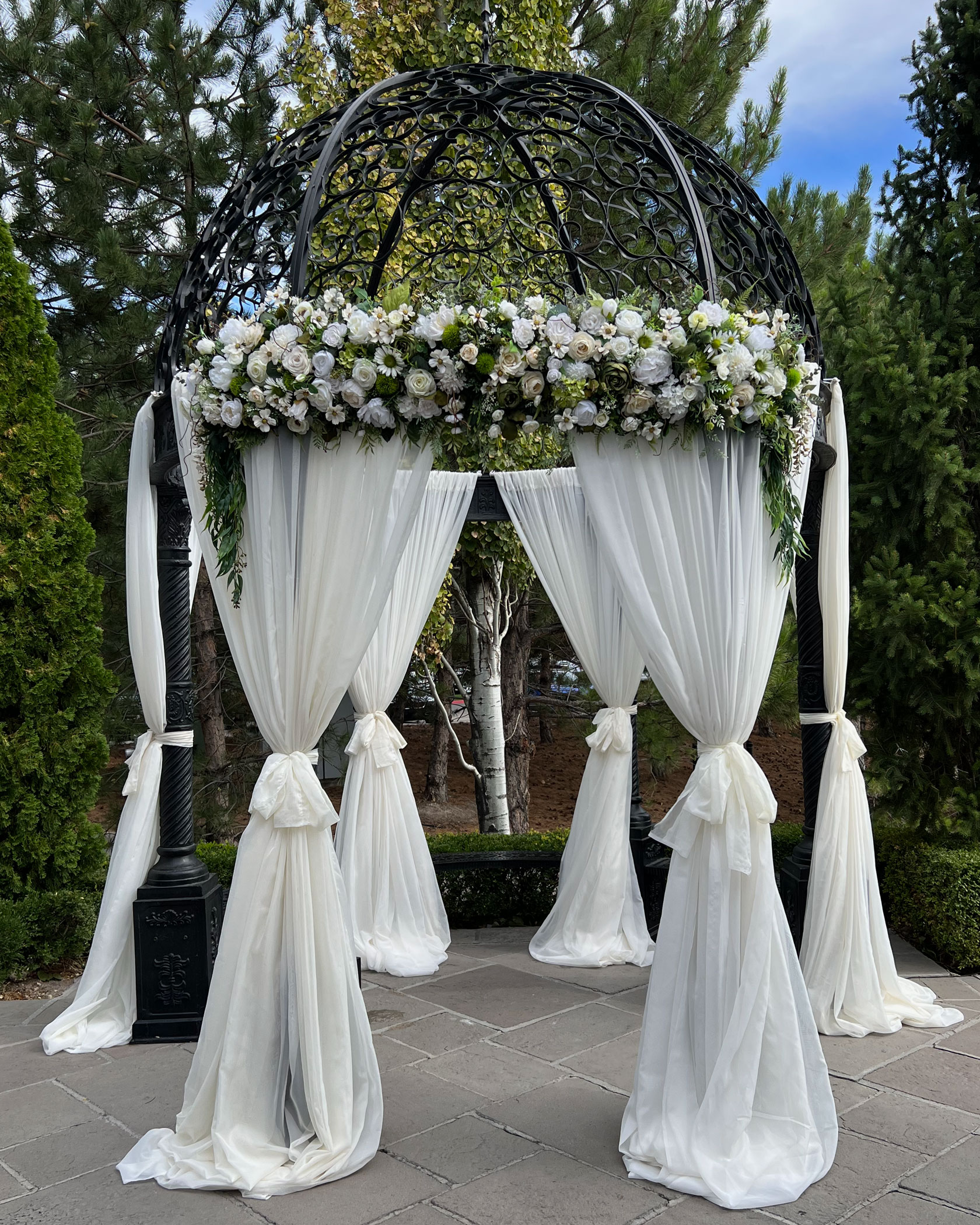 Wedding featuring White Ivory Floral at Sleepy Ridge in Orem, Utah